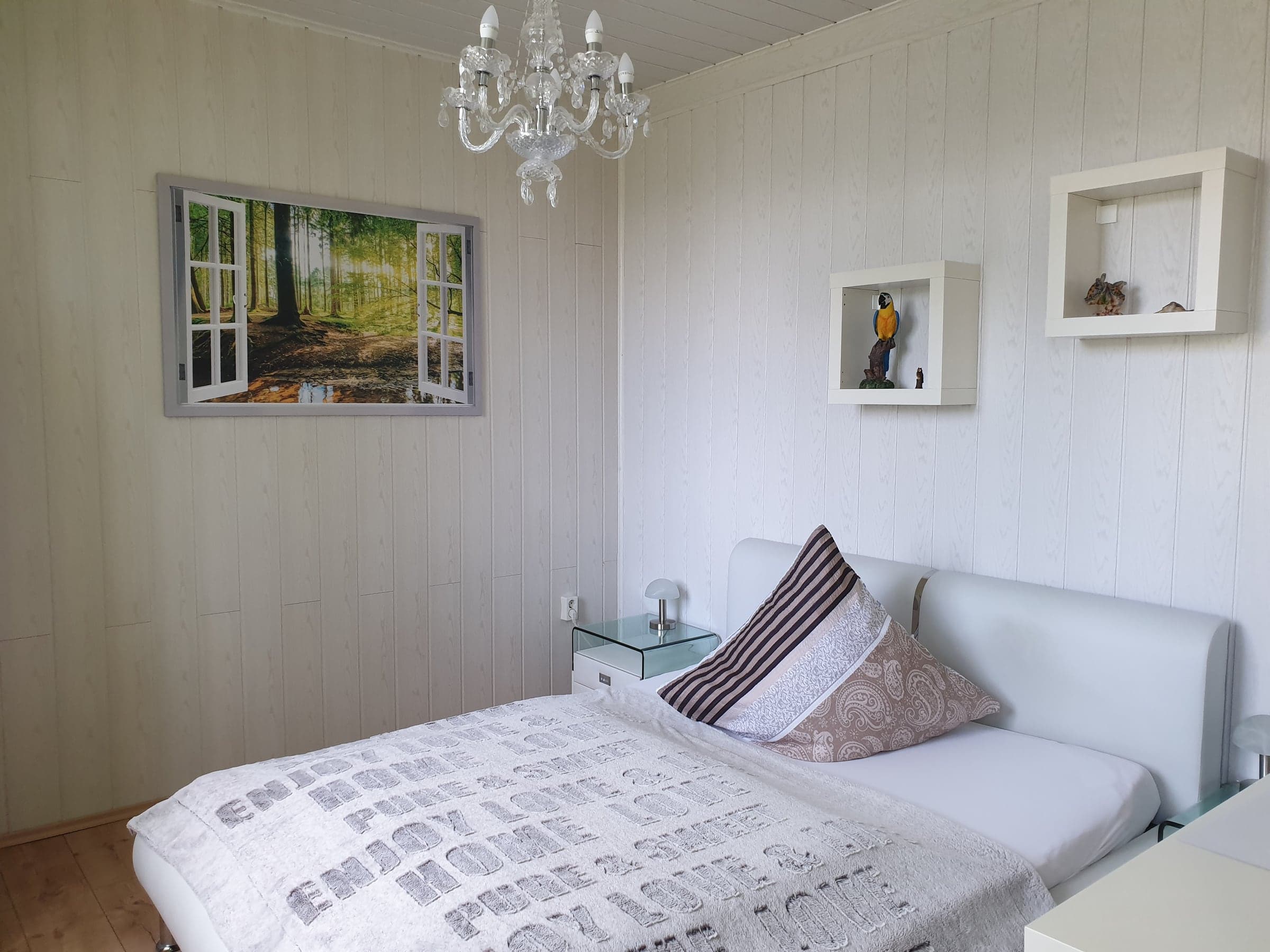 Deluxe-Doppelzimmer mit großem Doppelbett und Kronleuchter