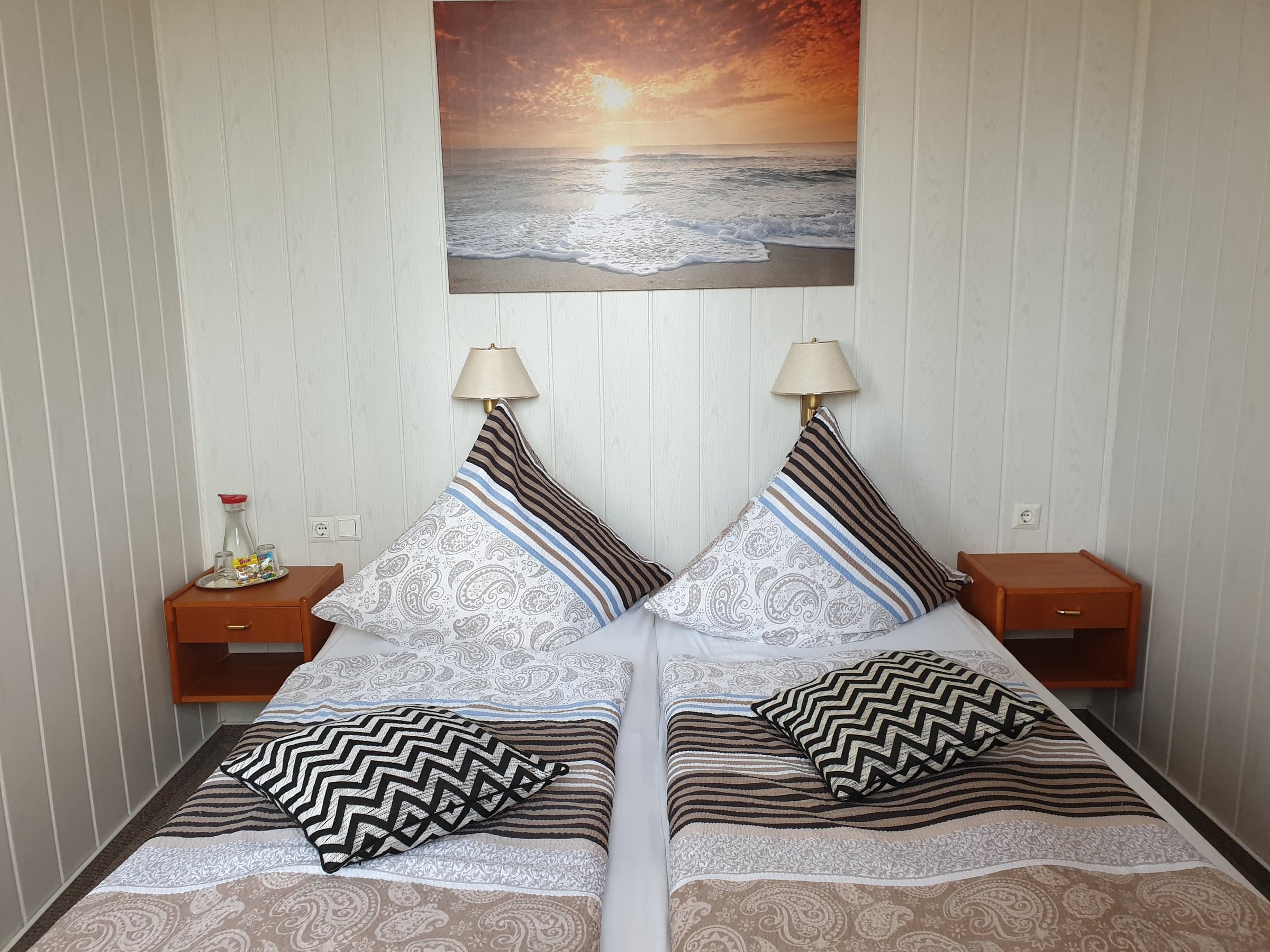 Doppelzimmer 1 mit Doppelbett, Nachttischen und Leselampen
